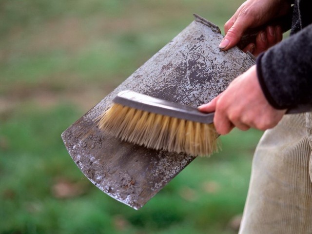 Очистка и подготовка к зимнему хранению лопаты