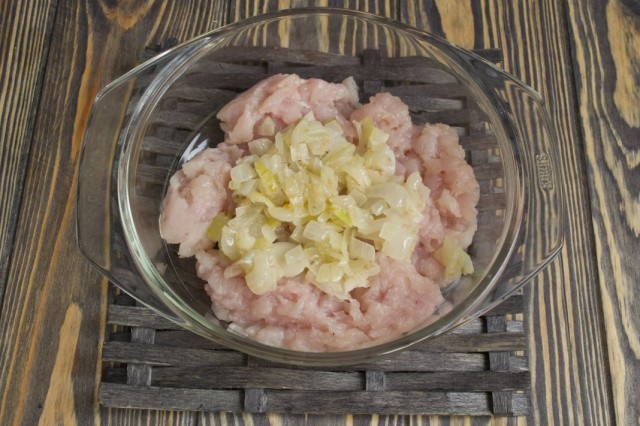 Добавляем к мясу пассерованный репчатый лук Добавляем к мясу пассерованный репчатый лук