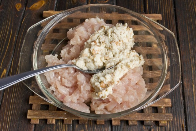 Замоченный в молоке хлеб смешиваем с мясом Замоченный в молоке хлеб смешиваем с мясом