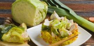Куриное филе на пару с гарниром из тушёной капусты