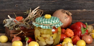 Овощное ассорти на зиму с физалисом, перцем и томатами