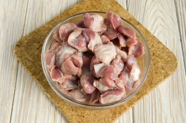 Очищаем куриные желудки, промываем и обсушиваем Очищаем куриные желудки, промываем и обсушиваем