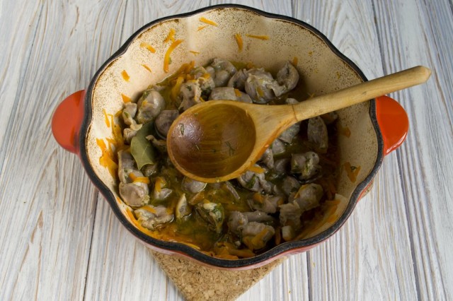 Тушим куриные желудочки Тушим куриные желудочки