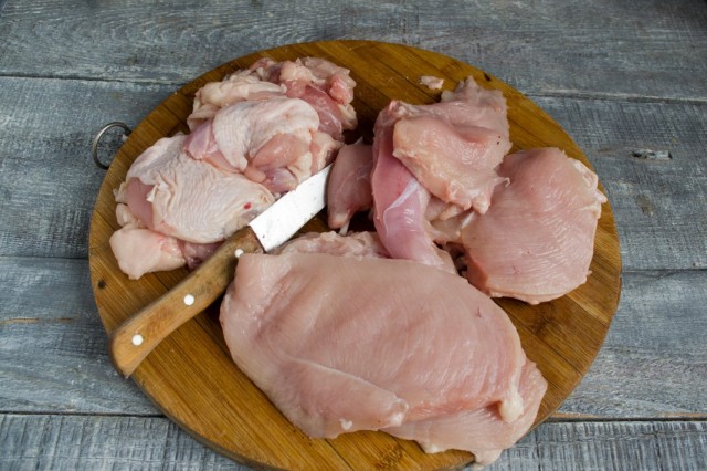 Очищаем куриное мясо от кожи и костей