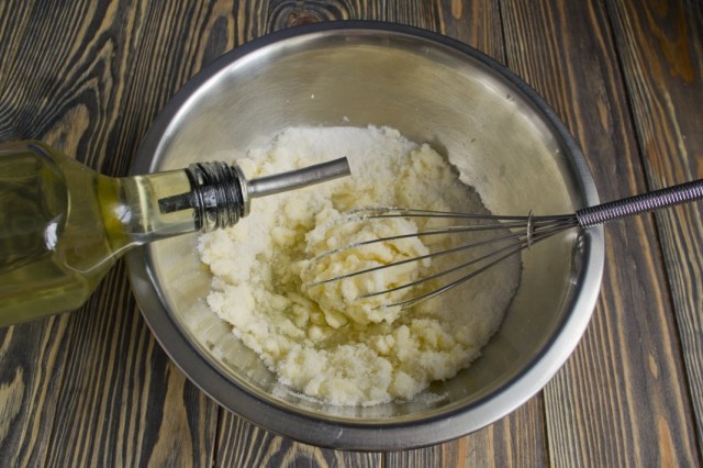 Смешиваем сливочное масло с сахаром и растительным маслом Смешиваем сливочное масло с сахаром и растительным маслом