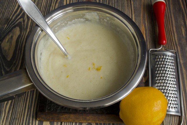 Манную кашу смешиваем с лимонным соком и цедрой Манную кашу смешиваем с лимонным соком и цедрой