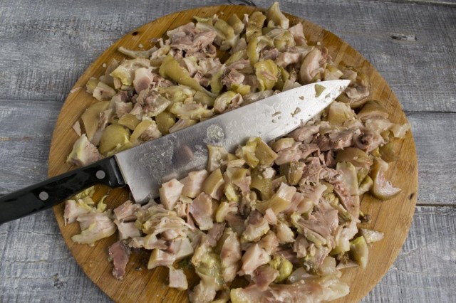 Снимаем с костей и нарезаем мясо и кожу Снимаем с костей и нарезаем мясо и кожу