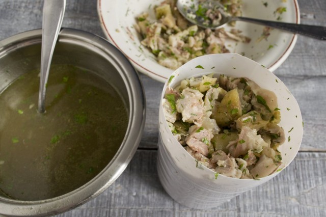 Заполняем бутылку из-под молока мясом и заливаем бульоном Заполняем бутылку из-под молока мясом и заливаем бульоном