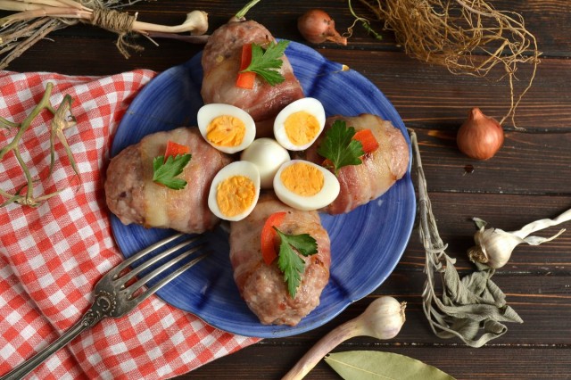 Котлеты, фаршированные сыром, запеченные в беконе