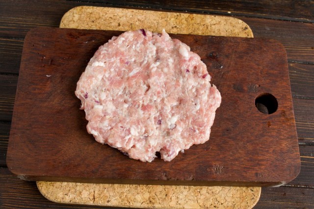 Мокрыми руками формируем из фарша плоскую котлету Мокрыми руками формируем из фарша плоскую котлету