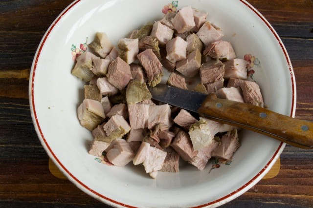 Нарезаем отваренное мясо Нарезаем отваренное мясо