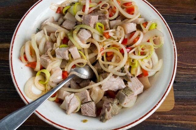 Смешиваем мясо и маринад. Убираем в холодильник Смешиваем мясо и маринад. Убираем в холодильник