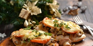 Отбивные из куриной грудки с сыром и помидорами