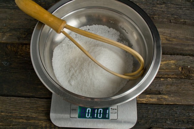 В миску отмеряем сахарный песок