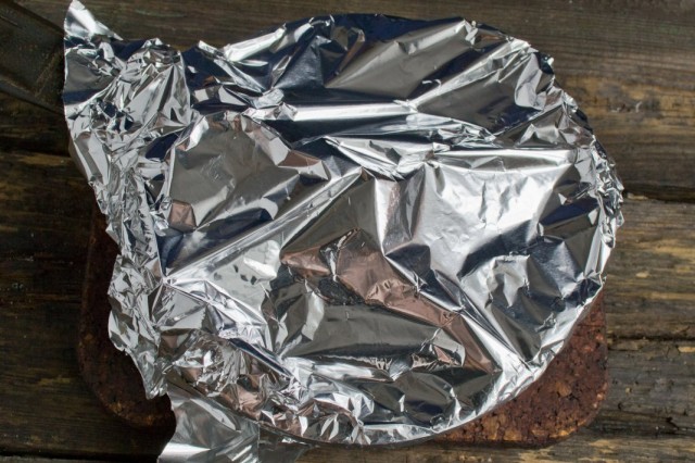 Накрываем форму для запекания фольгой и ставим запекаться пирог в духовку