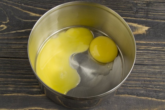 В отдельную миску выливаем два желтка из куриных яиц