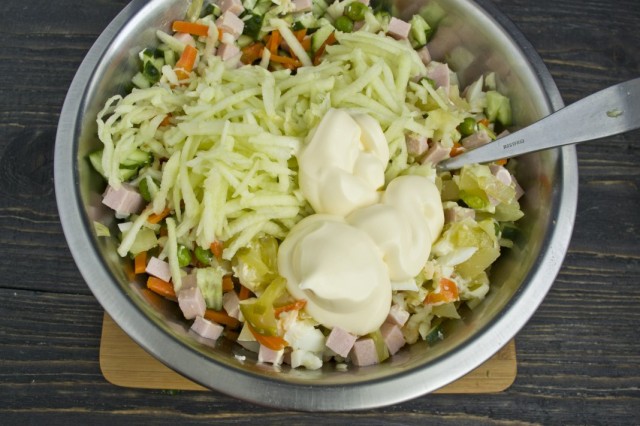 Смешиваем все продукты в салатнике, добавляем натёртое яблоко и заправляем майонезом Смешиваем все продукты в салатнике, добавляем натёртое яблоко и заправляем майонезом