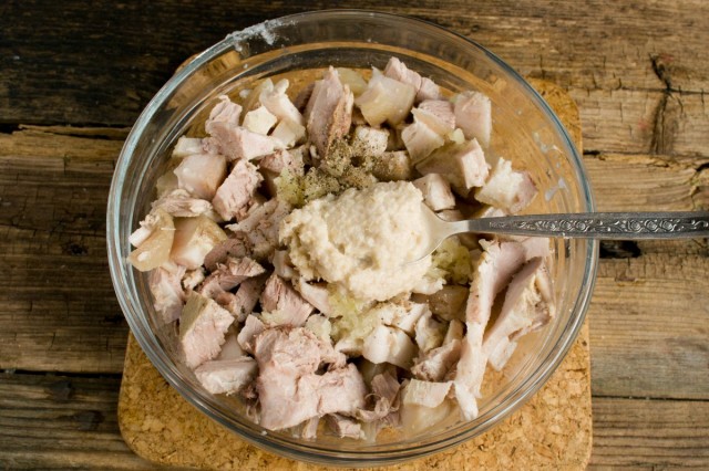 Добавляем в мясо натёртый хрен и молотый перец Добавляем в мясо натёртый хрен и молотый перец