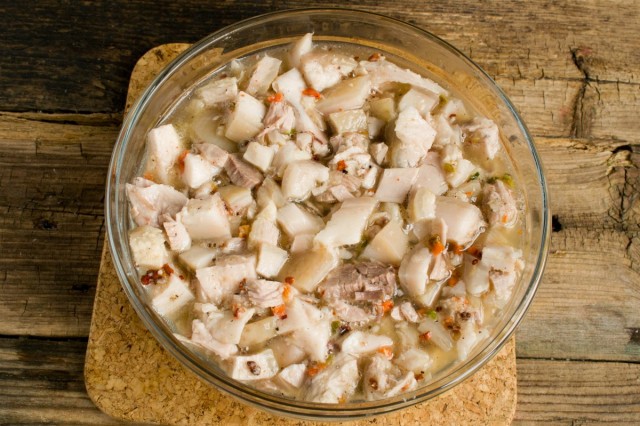 Выкладываем отваренное мясо и заливаем бульоном с желатином Выкладываем отваренное мясо и заливаем бульоном с желатином