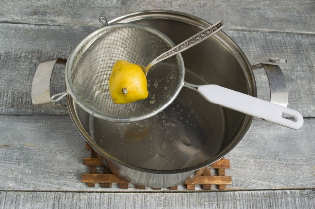 В миску выжимаем сок лимона