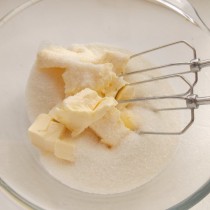 Взбиваем мягкое сливочное масло с сахаром Взбиваем мягкое сливочное масло с сахаром