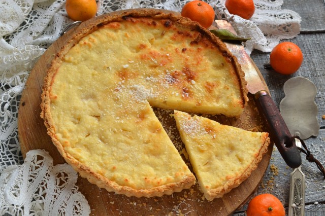 Песочный пирог с творогом, ананасом и кокосом