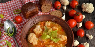 Постный суп с цветной капустой, кокосом и помидорами