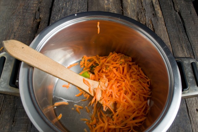 Добавляем в кастрюлю натёртую морковь