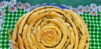 Спиральный хлеб с пряными травами и чесноком