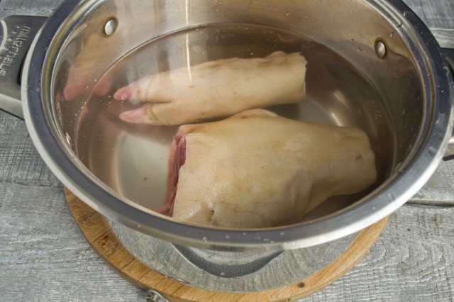 Кладём мясо в кастрюлю и заливаем водой