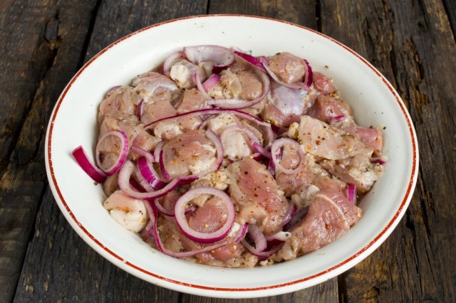 Маринуем мясо свинины с луком и специями в бальзамическом уксусе