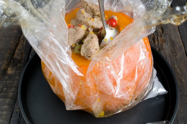 Перекладываем начинку из мяса с рисом и овощами в тыкву и ставим тушиться в духовку Перекладываем начинку из мяса с рисом и овощами в тыкву и ставим тушиться в духовку