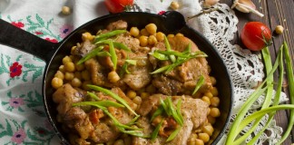 Вкусная свинина с нутом и луком в духовке