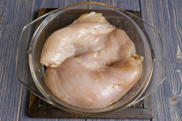 Куриное филе выкладываем в миску с маринадом