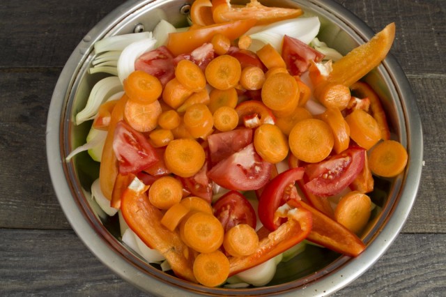 Нарезаем в сотейник кабачки, морковь, сладкий перец, помидоры и лук