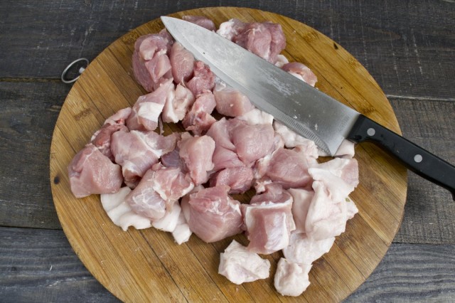 Нарезаем мясо и жир свинины Нарезаем мясо и жир свинины