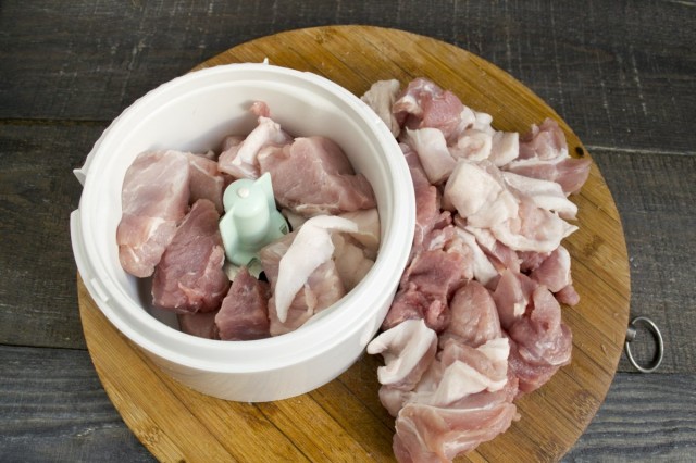 Измельчаем свинину в блендере или пропускаем через мясорубку Измельчаем свинину в блендере или пропускаем через мясорубку