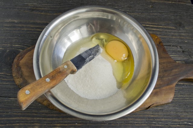 Смешиваем яйца и сахарный песок