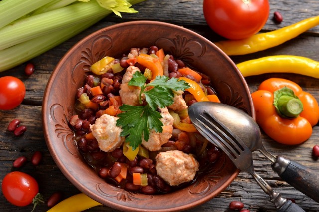 Овощное рагу с фрикадельками из курицы