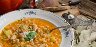 Рассольник с перловкой, свежими огурцами и курицей