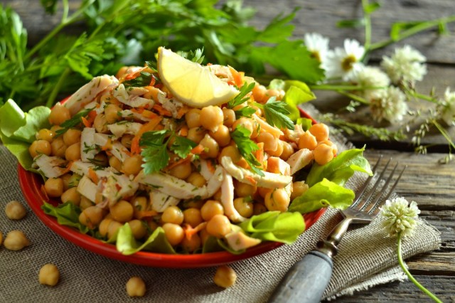 Салат с копченой курицей и нутом