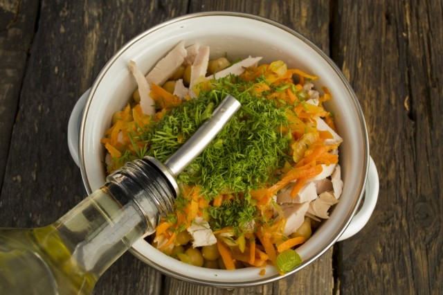 Заправляем салат из нута с копчёной курицей растительным маслом Заправляем салат из нута с копчёной курицей растительным маслом