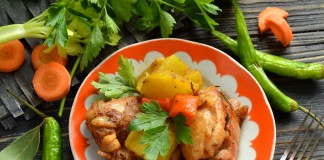 Запеченная в духовке курица с картошкой