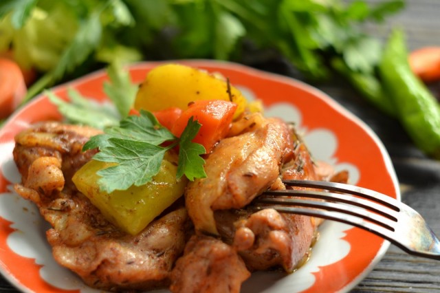 Запеченная в духовке курица с картошкой Запеченная в духовке курица с картошкой