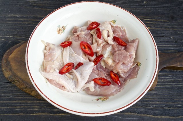 Перекладываем мясо курицы в миску, нарезаем острый или сладкий перец по вкусу Перекладываем мясо курицы в миску, нарезаем острый или сладкий перец по вкусу