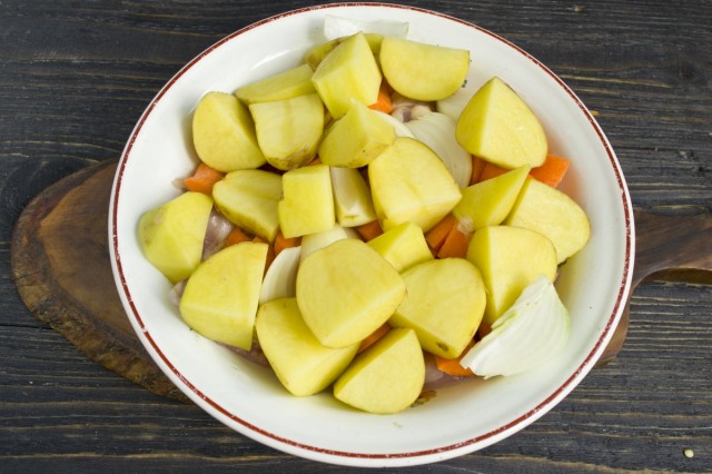 Нарезаем картофель крупными кусками Нарезаем картофель крупными кусками