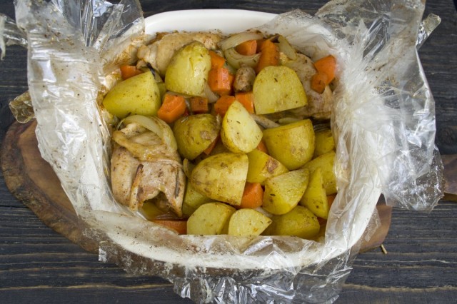 Запекаем в духовке курицу с картошкой в рукаве для запекания Запекаем в духовке курицу с картошкой в рукаве для запекания