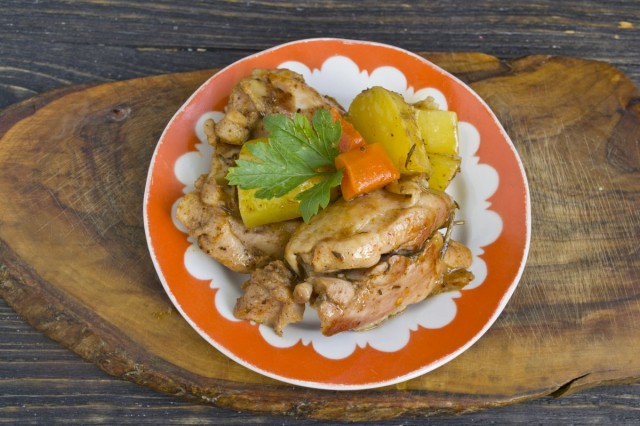 Запеченная в духовке курица с картошкой Запеченная в духовке курица с картошкой