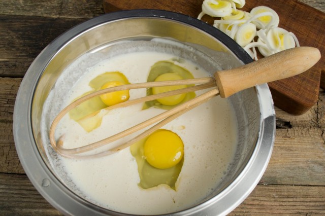 Добавляем в миску куриные яйца и смешиваем Добавляем в миску куриные яйца и смешиваем