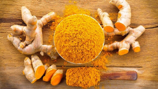 Корень куркумы и высушенный порошок Корень куркумы и высушенный порошок